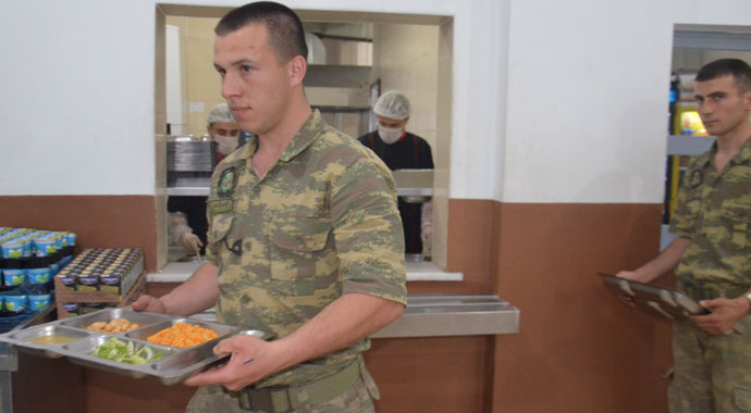 Mehmetçiğin gözleri sınırda kulakları ezanda