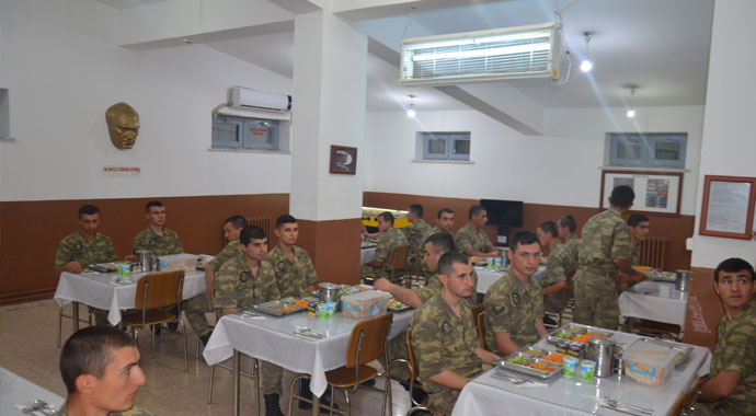 Mehmetçiğin gözleri sınırda kulakları ezanda