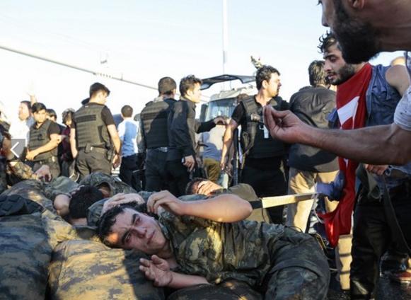 Boğaziçi Köprüsü'nde darbeci askerlere dayak