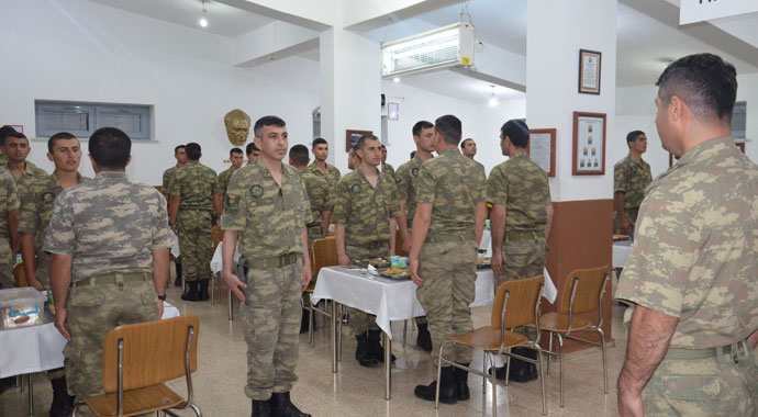 Mehmetçiğin gözleri sınırda kulakları ezanda