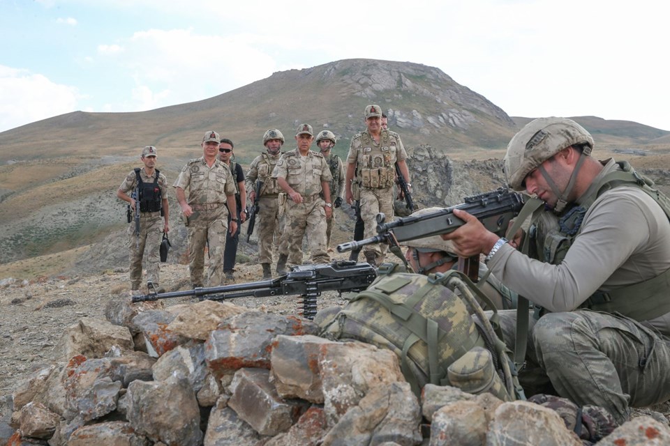 Orgeneral Çetin: 'Dağlar teröristlerden tamamen temizlenmiş durumda' Orgeneral Çetin: 'Dağlar teröristlerden tamamen temizlenmiş durumda'