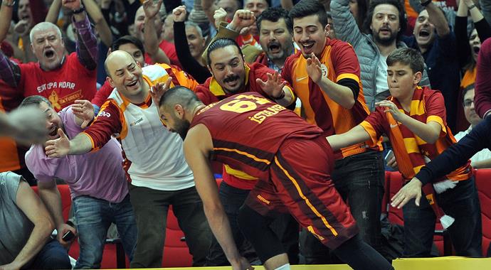 Galatasaray ilk maçında galip! Galatasaray ilk maçında galip!