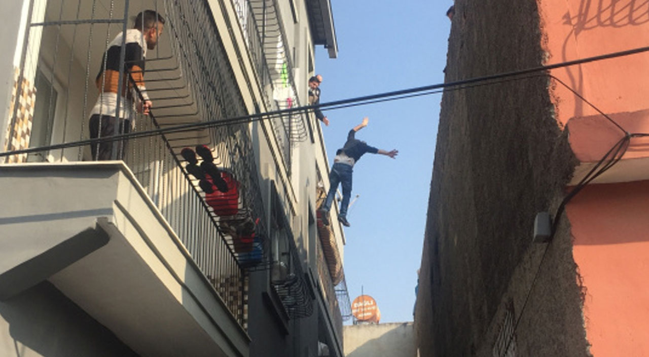 Adana’da evin çatısından atlayan genç, yardımına koşan komşusunun üzerine düştü