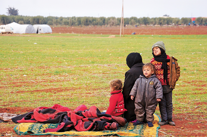 Sınırları da kalpleri de kapalı! Ele verir talkını  kendi yutar salkımı