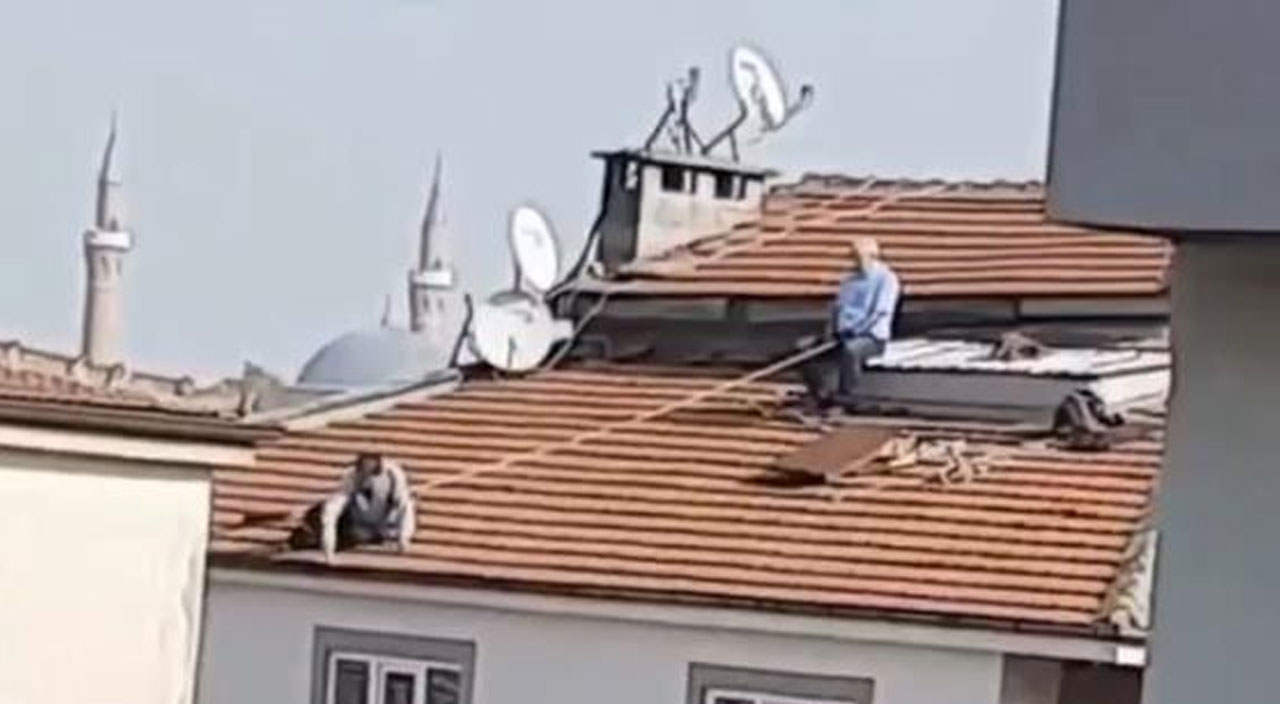 Bursa’da yatarak çatı tamiri yaptılar: Tedbirsizlikleriyle pes dedirttiler