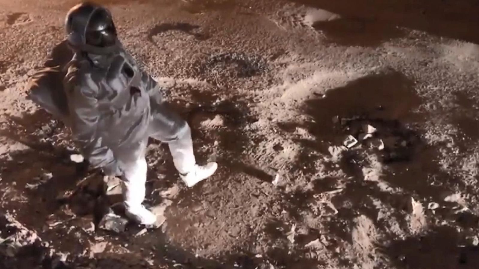 Astronot gibi giyinip bozuk yollara dikkat çekti, fenomen oldu