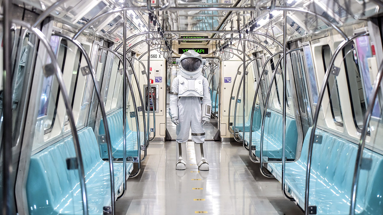 İstanbul metrosundaki astronot merak uyandırdı