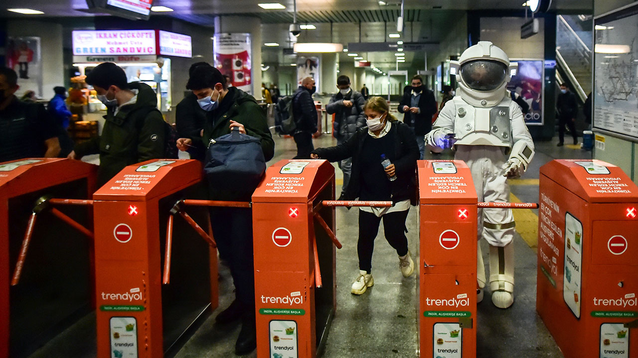 İstanbul metrosundaki astronot merak uyandırdı