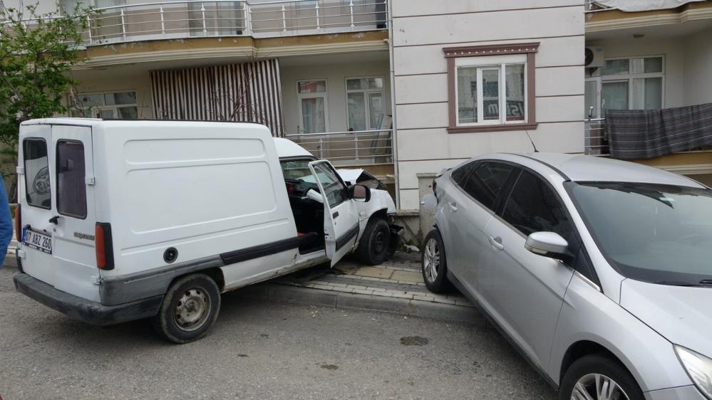 Park halindeki araca çarptı, 