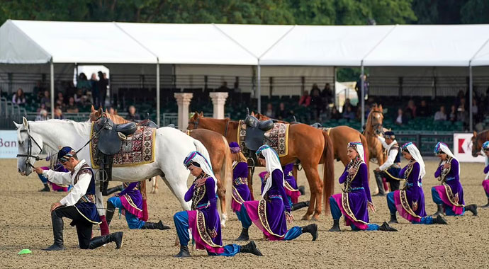 Azerbaycanlı biniciler İngilizleri mest etti