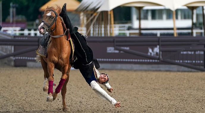 Azerbaycanlı biniciler İngilizleri mest etti
