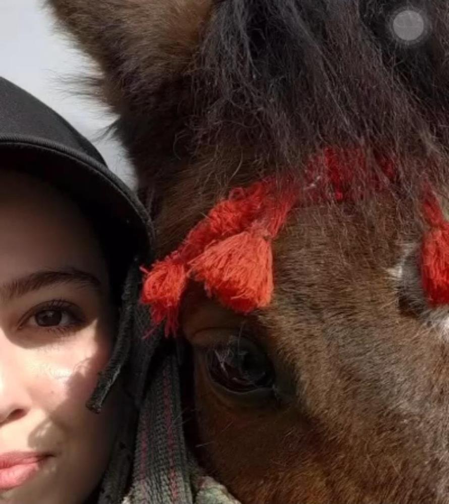 Genç öğretmen attan düşüp oldu