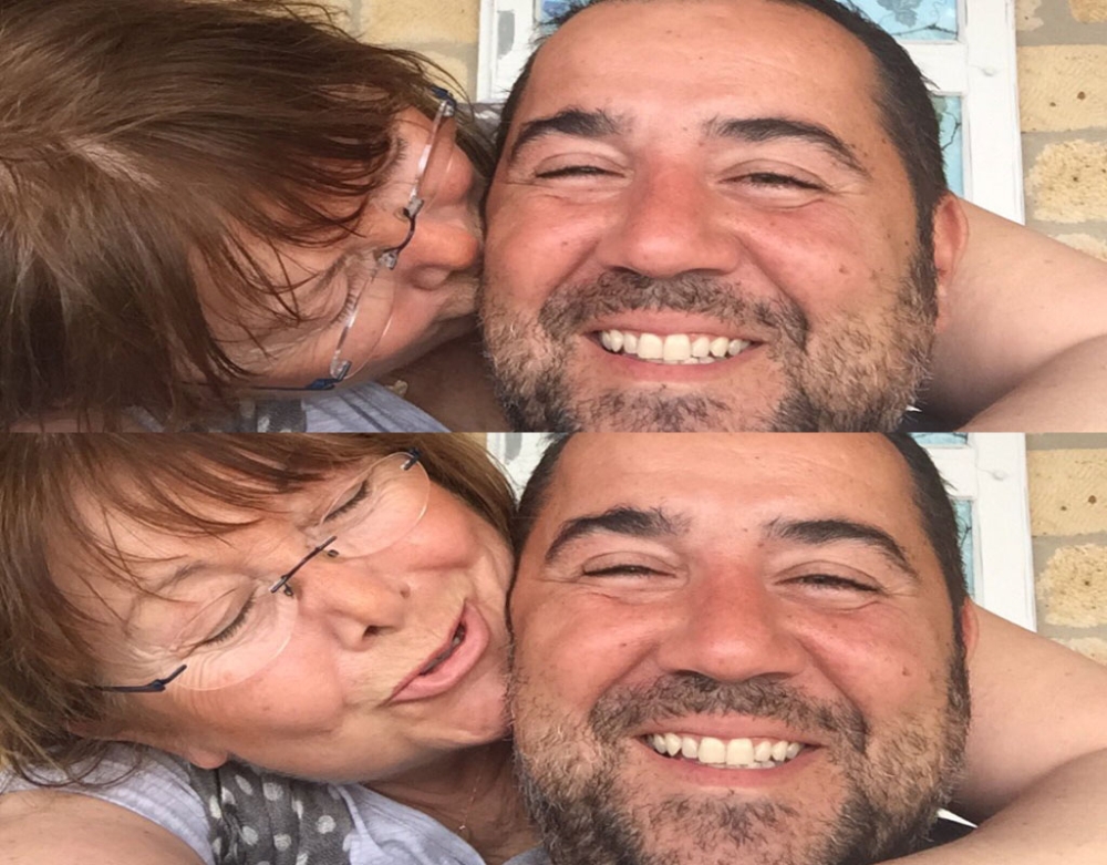 Ata Demirer'i annesi öpücüklere boğdu