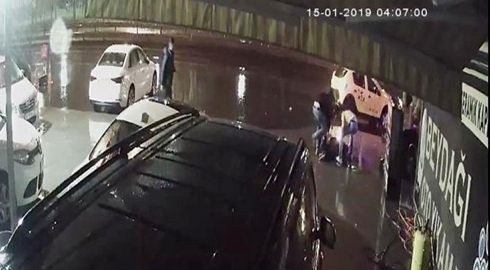 Ataköy'de istek şarkı çatışması:1 ölü, 1 yaralı