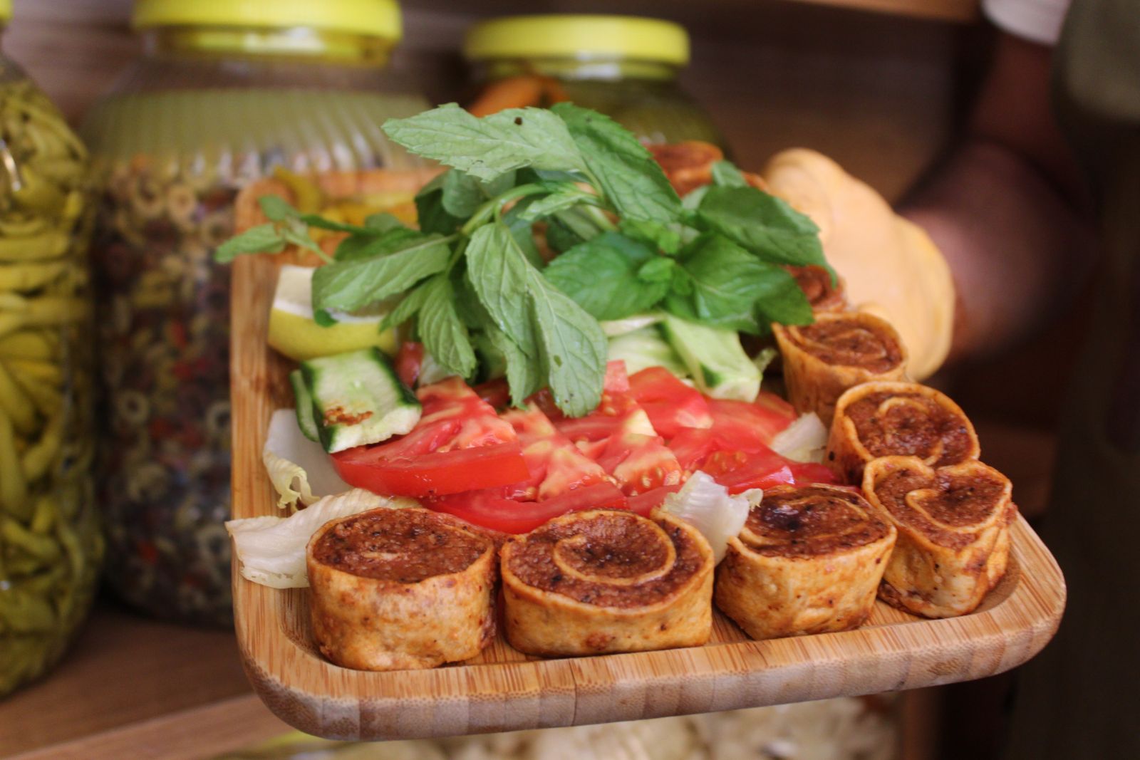 Genç öğretmen atanamayınca, 'Suşi Köfte' ile hayatını kazanmaya başladı