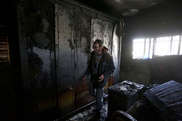 İsrailli askerin yakasına yapıştı