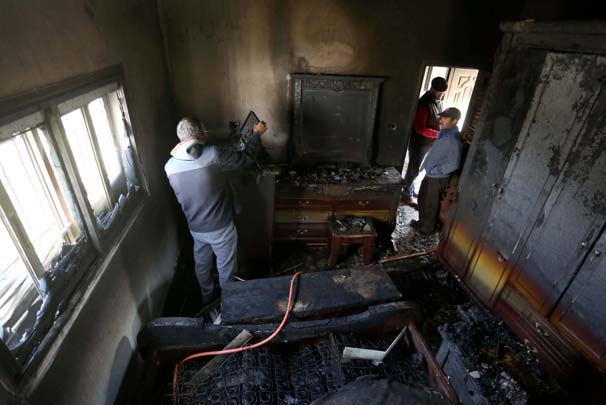 İsrailli askerin yakasına yapıştı