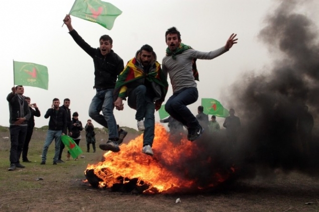 HDP'liler Mardin'de ortalığı ateşe verdi