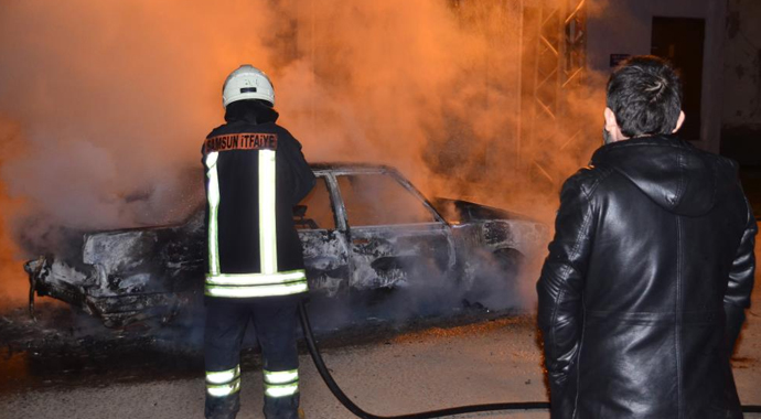 Aracı arıza yapınca sinirlenip ateşe verdi, sönene kadar başında bekledi