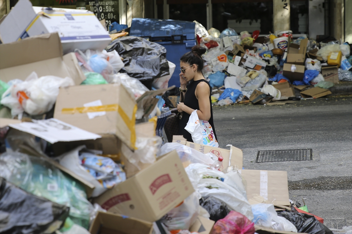Atina'da çöp dağları insan boyunu aştı