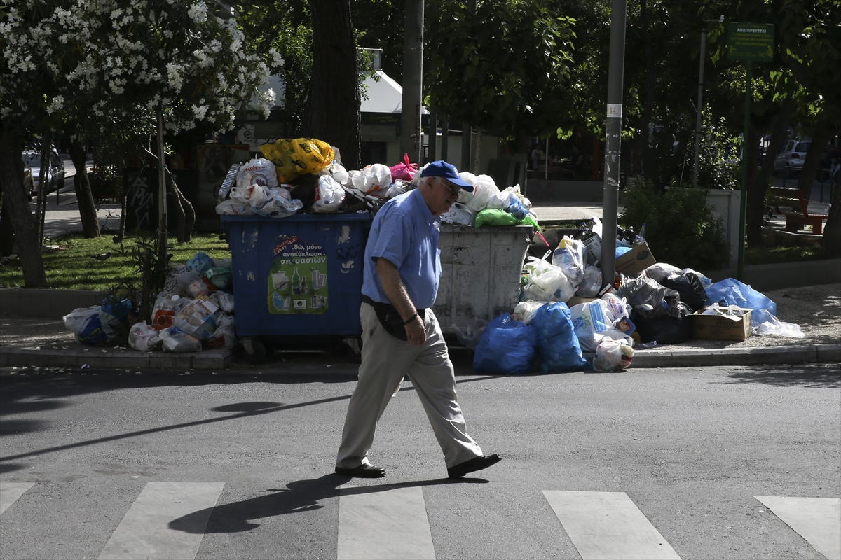 Atina'da çöp dağları insan boyunu aştı