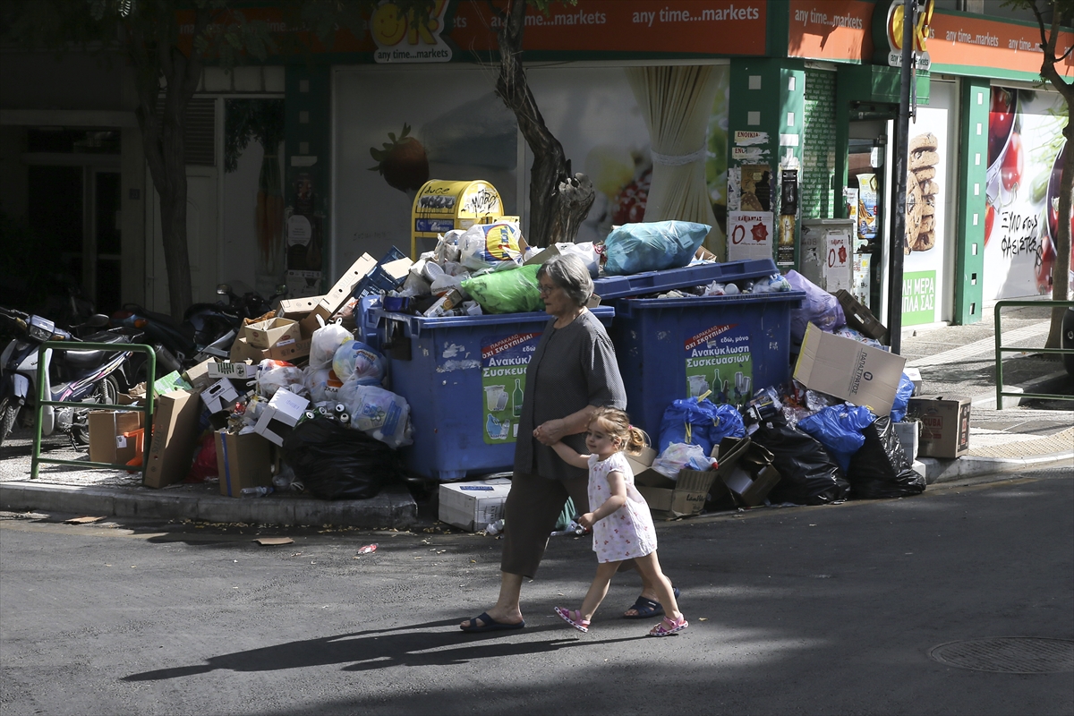 Atina'da çöp dağları insan boyunu aştı