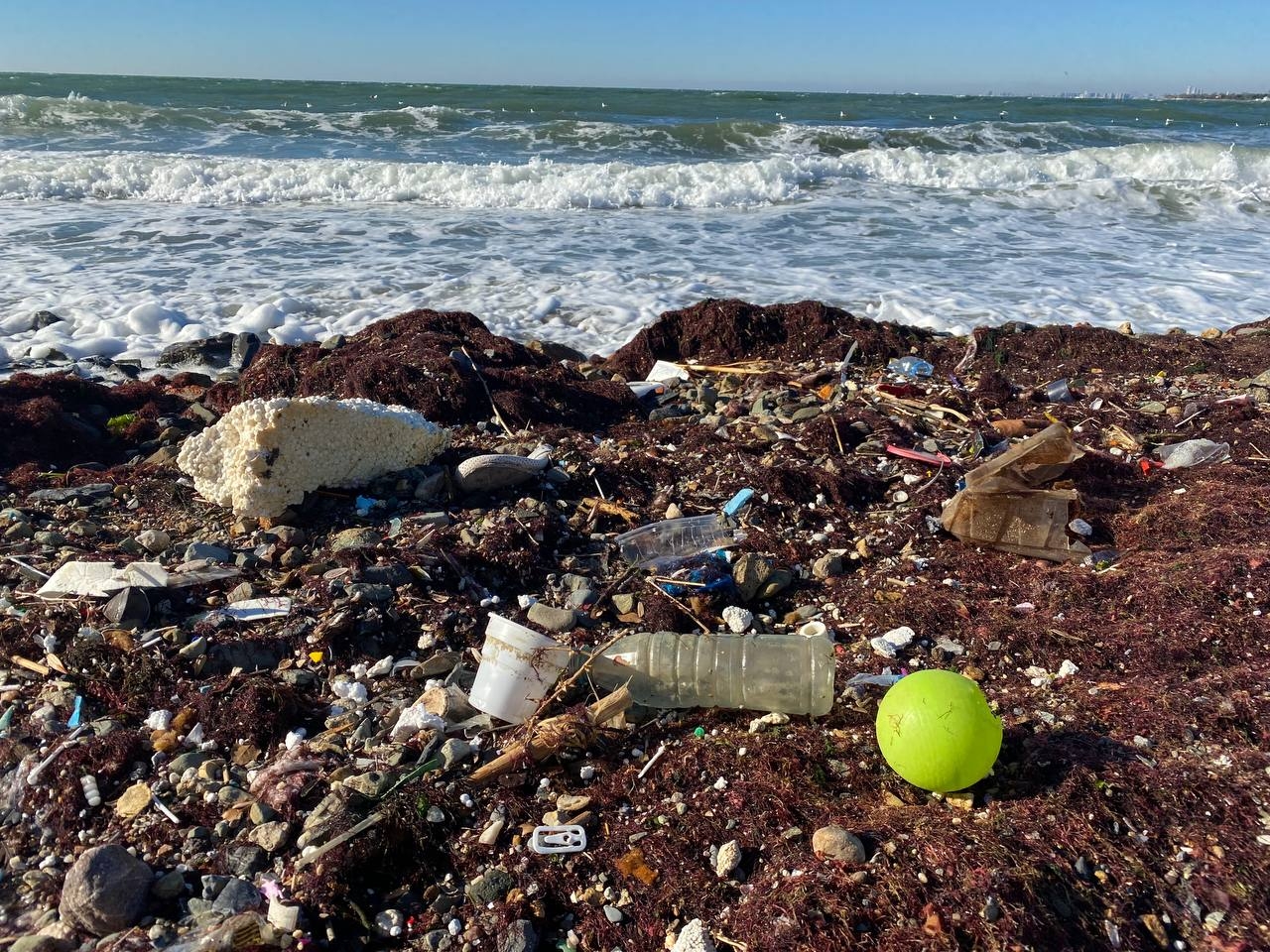 Caddebostan Sahili’nde dalgalar metrelerce yükseğe ulaştı, atıklar sahile vurdu