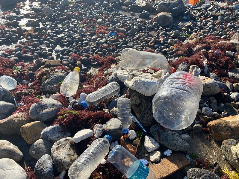 Caddebostan Sahili’nde dalgalar metrelerce yükseğe ulaştı, atıklar sahile vurdu