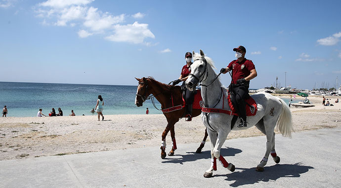 Atlı polislerden Yeşilköy Sahili'nde denetim
