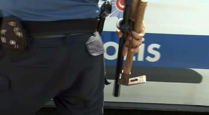 Arsa parasını yutan ATM’ye baltayla saldırdı