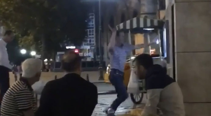 İstanbul'da ATM makinesini döven adam kamerada