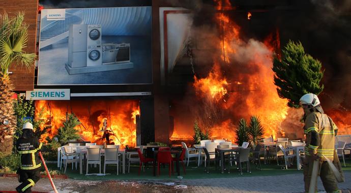 İzmir'de bir AVM'de yangın