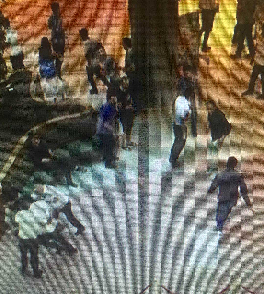 AVM'de bıçaklı dehşet