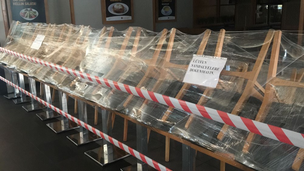 AVM'de yerde yemek yiyenlere karşı önlem