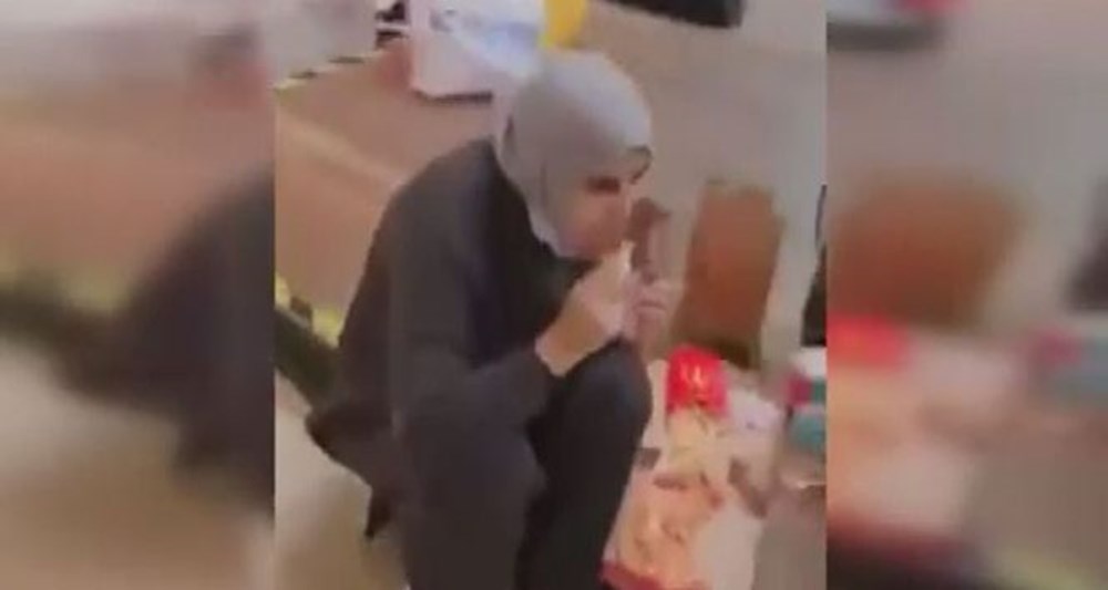 AVM'de yerde yemek yiyenlere karşı önlem