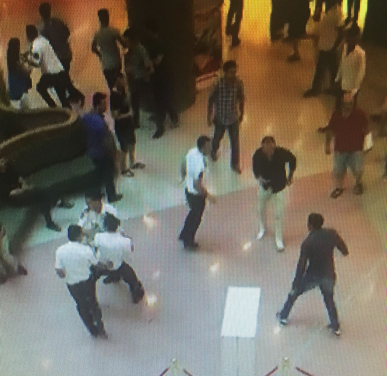 AVM'de bıçaklı dehşet