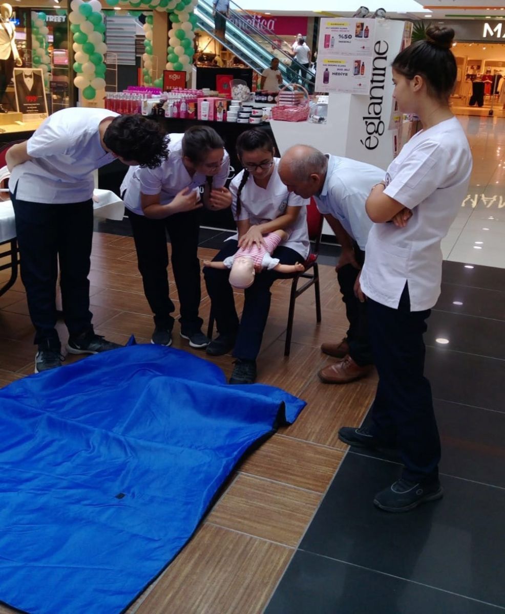 AVM’de ilginç anlar, gören oraya koştu