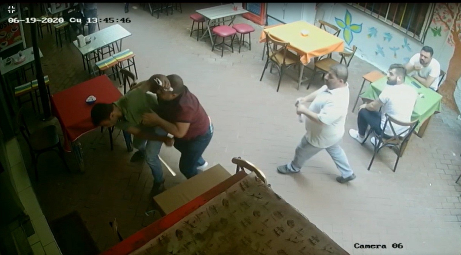 Avukattan yumruklu savunma! Sokağı ringe çevirdi