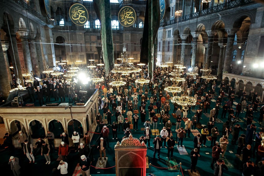 Ayasofya Camii'nde 87 yıl sonra ilk Ramazan Bayramı namazı kılındı