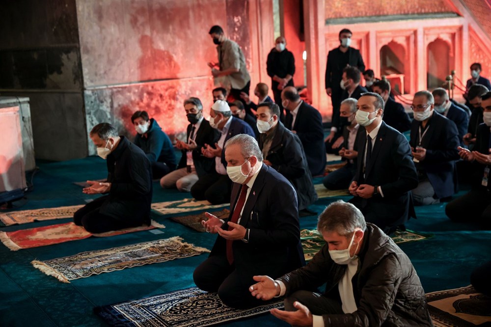 Ayasofya Camii'nde 87 yıl sonra ilk Ramazan Bayramı namazı kılındı
