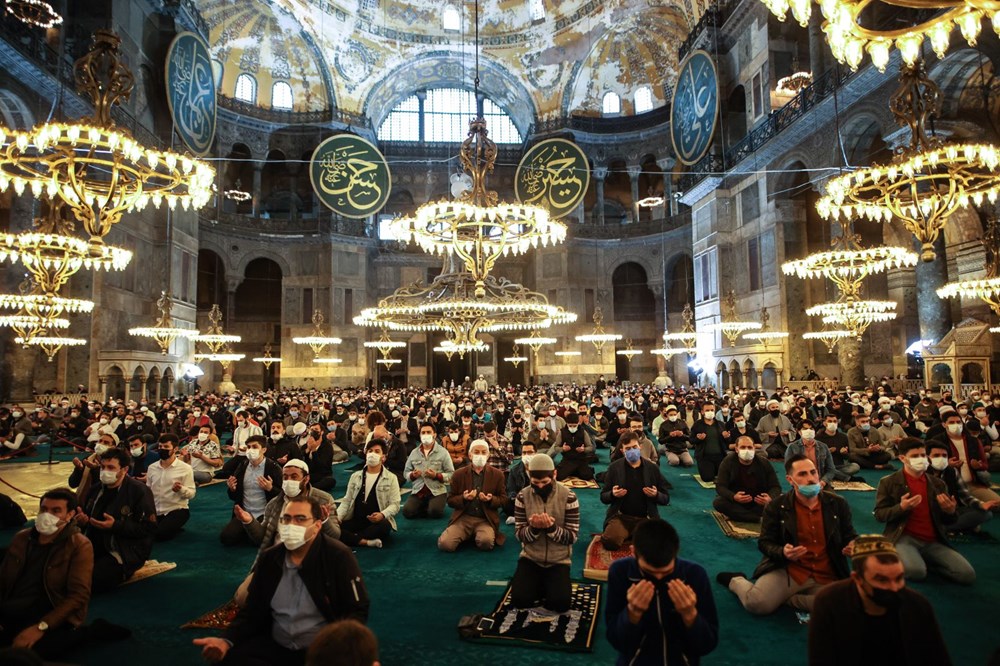 Ayasofya Camii'nde 87 yıl sonra ilk Ramazan Bayramı namazı kılındı
