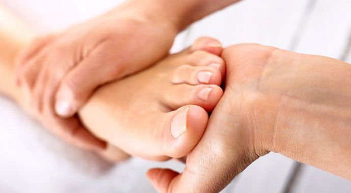 Ayak ağrısı nasıl geçer? Ayak ağrısı neden olur? Ayak ağrısı başka hastalıkların habercisi mi?