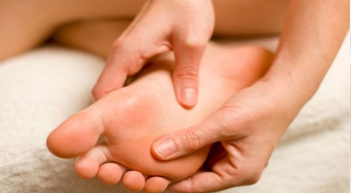 Ayak ağrısı nasıl geçer? Ayak ağrısı neden olur? Ayak ağrısı başka hastalıkların habercisi mi?