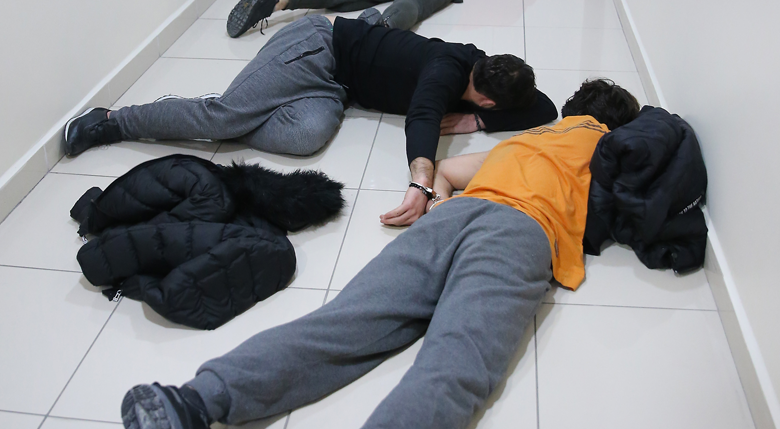 Lüks rezidansa baskın! Ayakkabılardan çıktı