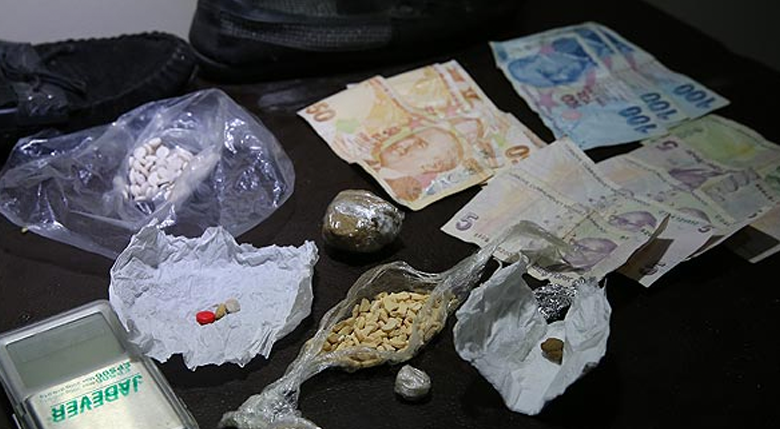 Lüks rezidansa baskın! Ayakkabılardan çıktı