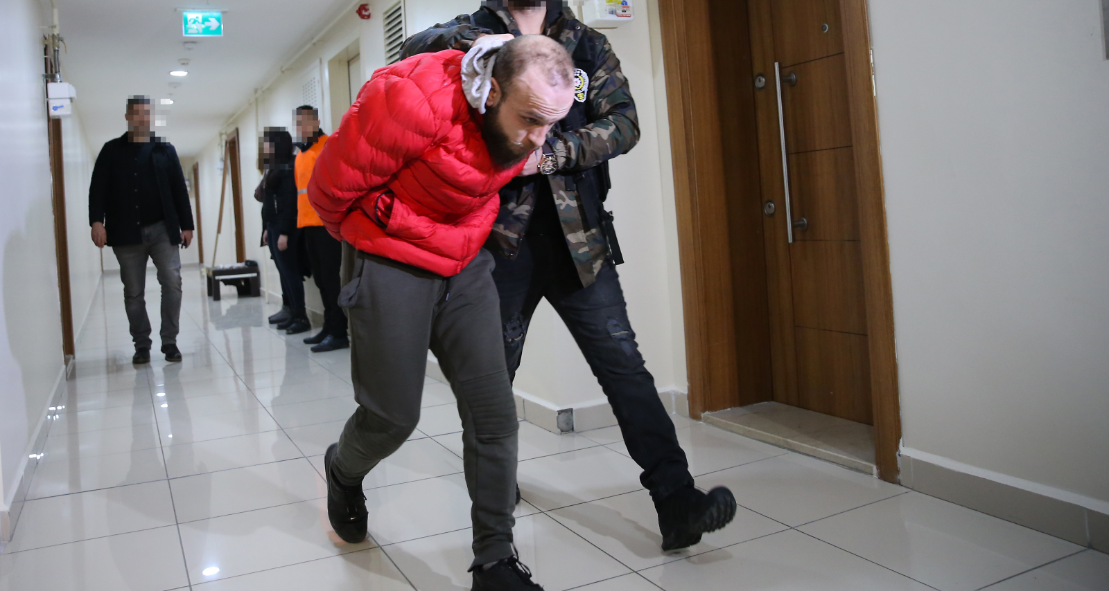 Lüks rezidansa baskın! Ayakkabılardan çıktı