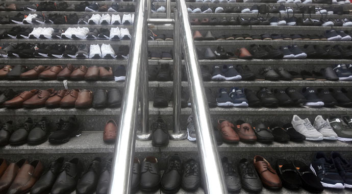 Eminönü’nde esnaf, su baskınından kurtardığı ayakkabıları merdivenlere serdi