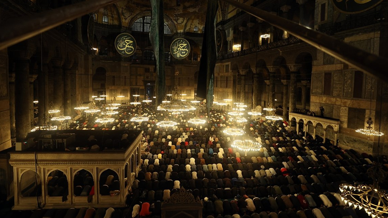 Kadir Gecesi tüm yurtta  dualarla idrak edildi: Ayasofya’da eller semaya yükseldi