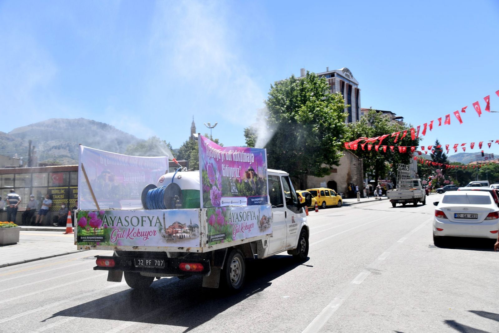 Ayasofya’yı gül kokusu saracak! Cami ve çevresi gül suyu ile yıkanacak