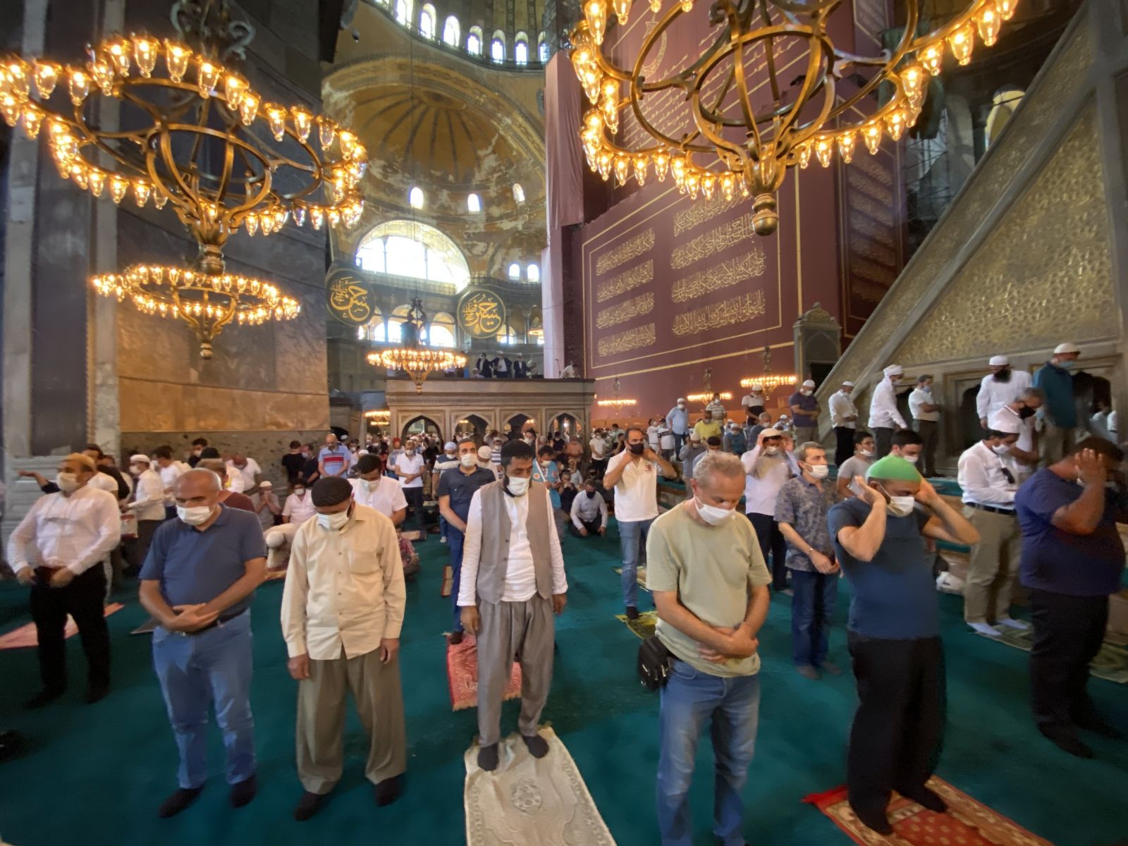 Ayasofya Camii’nde ilk vakit namazı halka açık kılındı